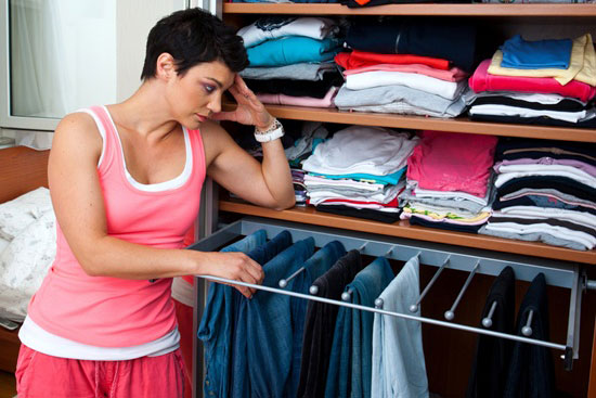 Proljetno čišćenje vaših ormara zena ispred ormara odjeca - Proljetno čišćenje vaših ormara